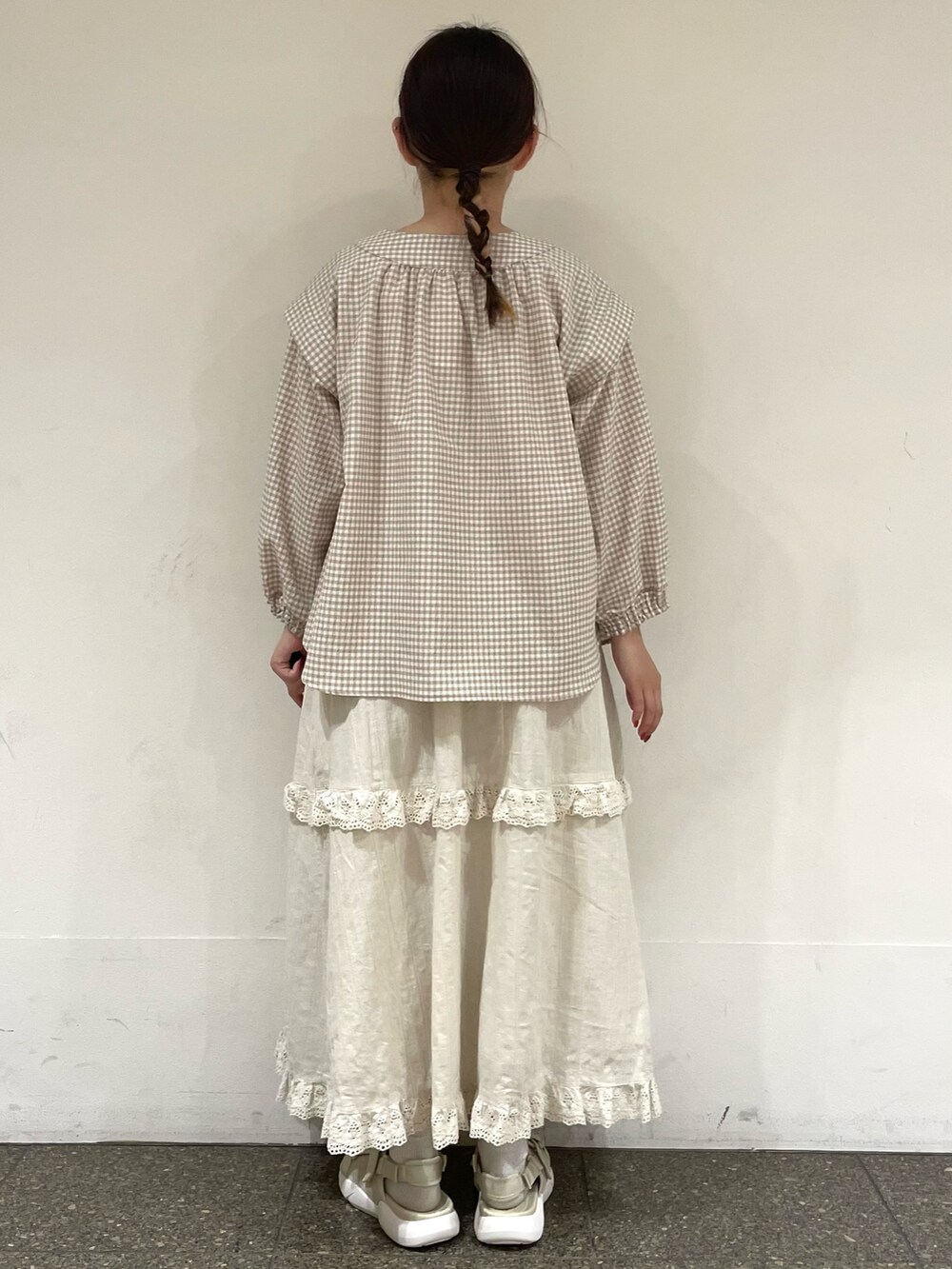 ベージュ系のサンダル、ベージュ系のシャツ/ブラウス、ベージュ系のスカートを着用したレディースの夏コーディネートの4枚目の写真