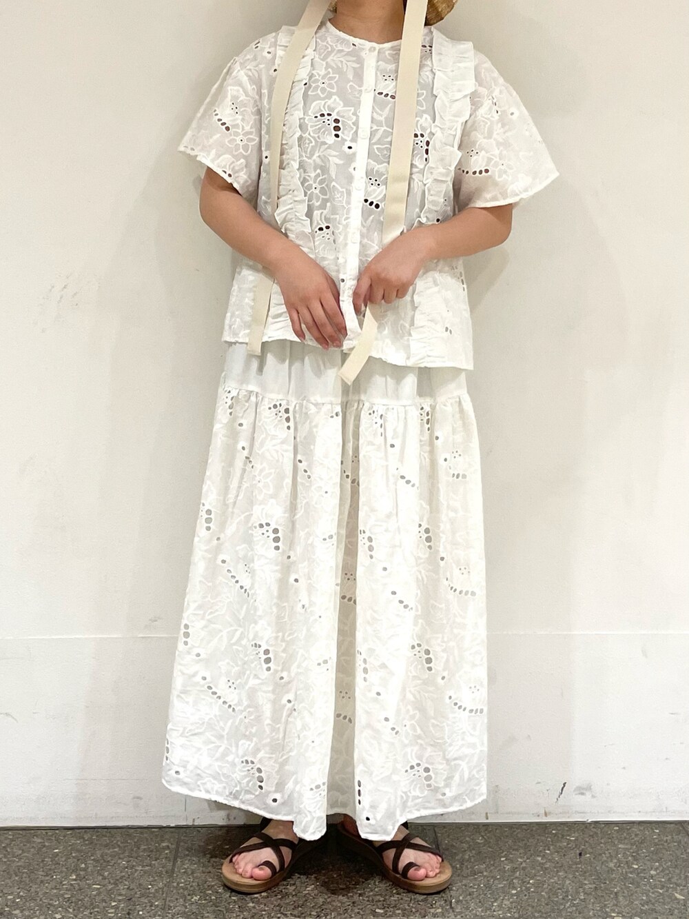 ホワイト系のスカート、ホワイト系のシャツ/ブラウスを着用したレディースの秋コーディネートの2枚目の写真