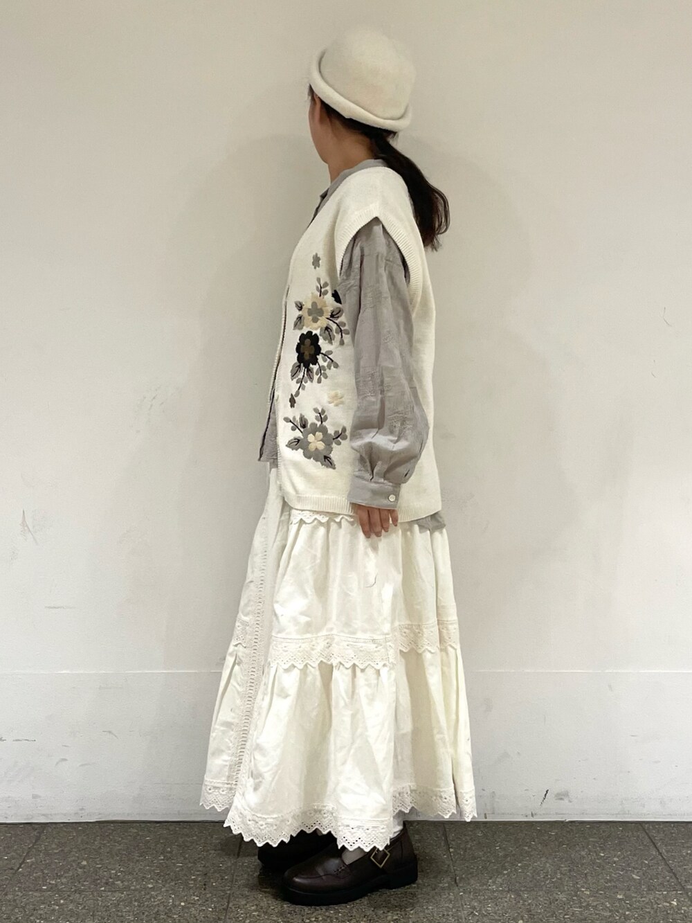 ホワイト系のハットを着用したレディースの冬コーディネートの3枚目の写真