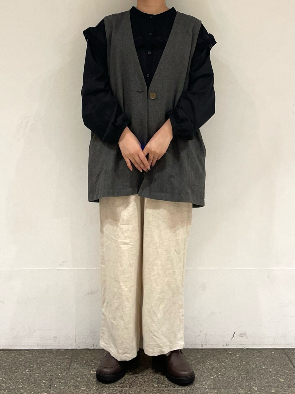 ブラウン系のドレスシューズを着用したレディースの冬コーディネートの2枚目の写真