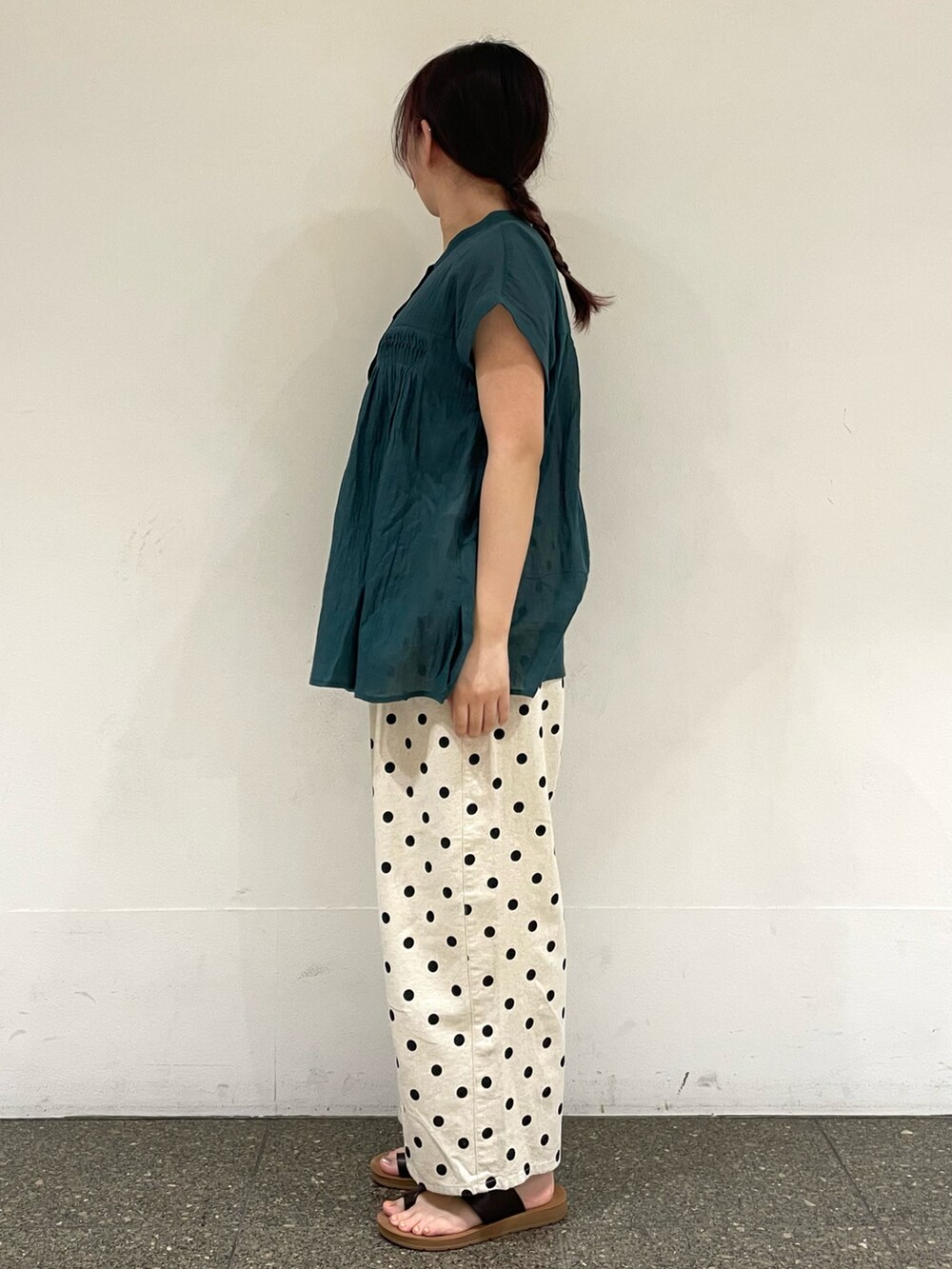 ブラウン系のサンダル、グリーン系のシャツ/ブラウス、ベージュ系のその他パンツを着用したレディースの秋コーディネートの3枚目の写真