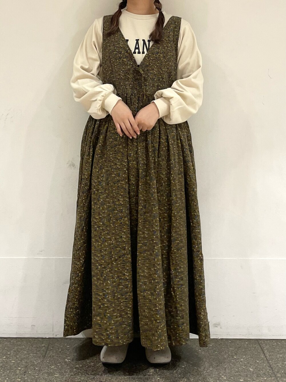 ベージュ系のドレスシューズ、ベージュ系のハットを着用したレディースの冬コーディネートの2枚目の写真