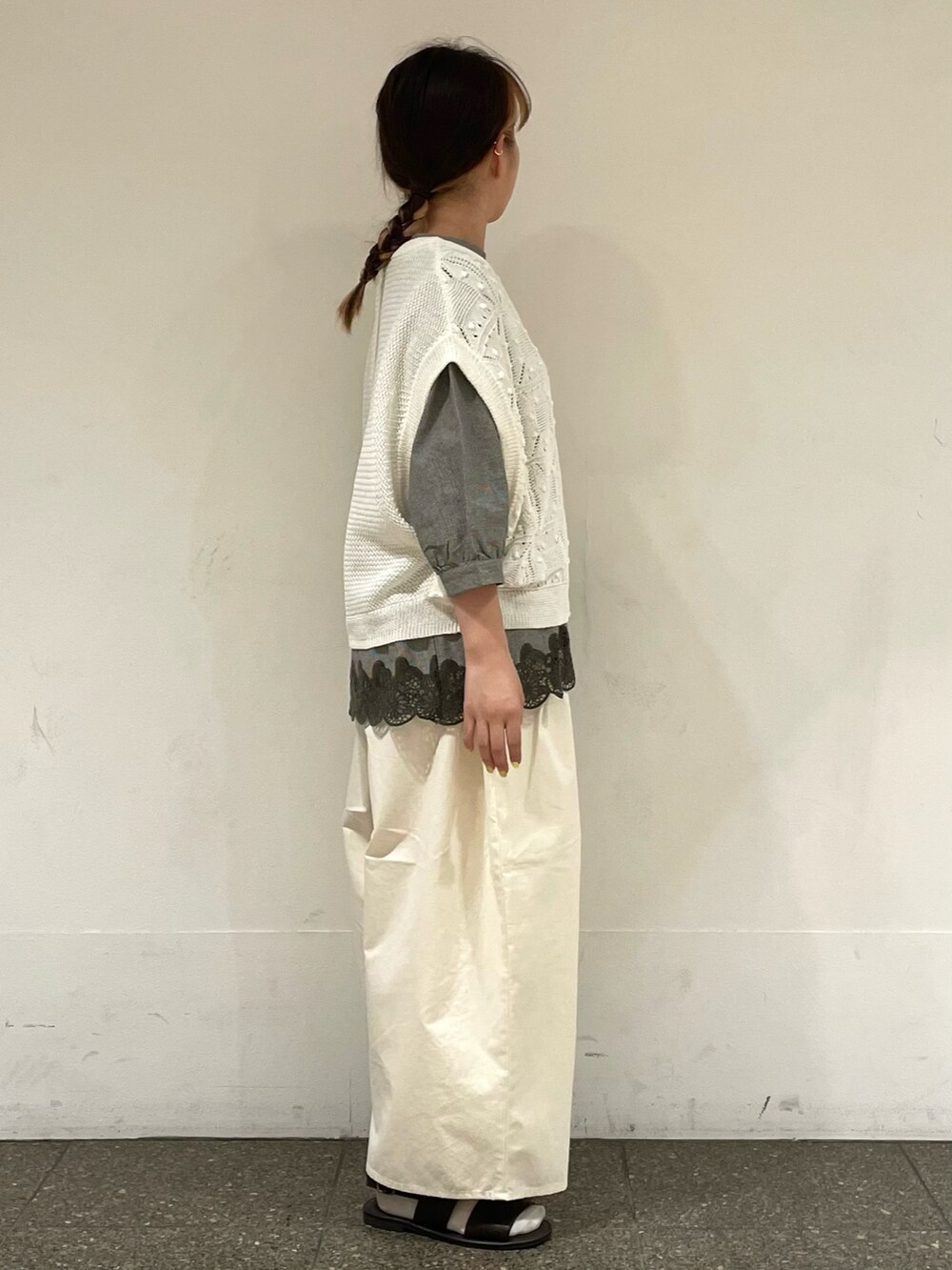 ブラウン系のサンダル、グレー系のシャツ/ブラウス、ホワイト系のベストを着用したレディースの夏コーディネートの5枚目の写真