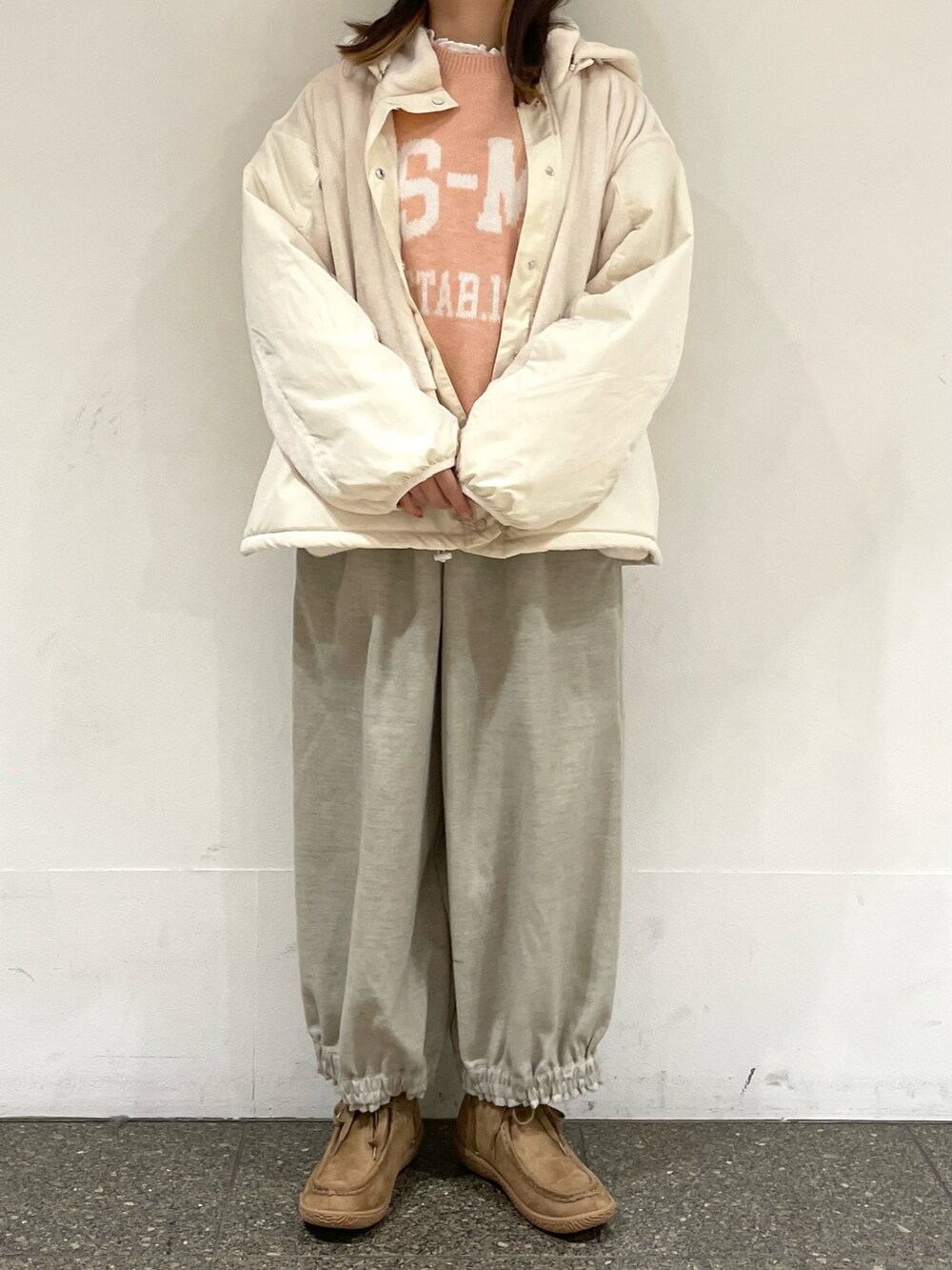 「ピンク、ピンクニット、ホワイト、ベージュ、ブルゾン、ボアブルゾン、ボア、ロゴニット、ニット、モカシン、パンツスタイル、サマンサ モスモス(Samansa Mos2)、サマンサモスモス、Samansa Mos2、SM2」|「Samansa Mos2のフード取り外しボア切替ジャケット(ノーカラージャケット、ホワイト系)」を使った、松さん(レディース・153cm)の冬コーディネートの2枚目の写真