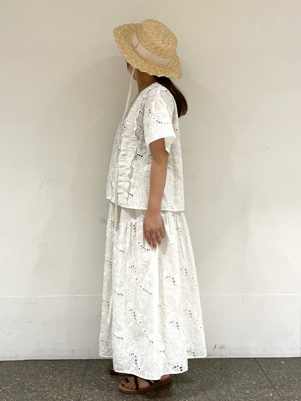 ホワイト系のスカート、ホワイト系のシャツ/ブラウスを着用したレディースの秋コーディネートの3枚目の写真