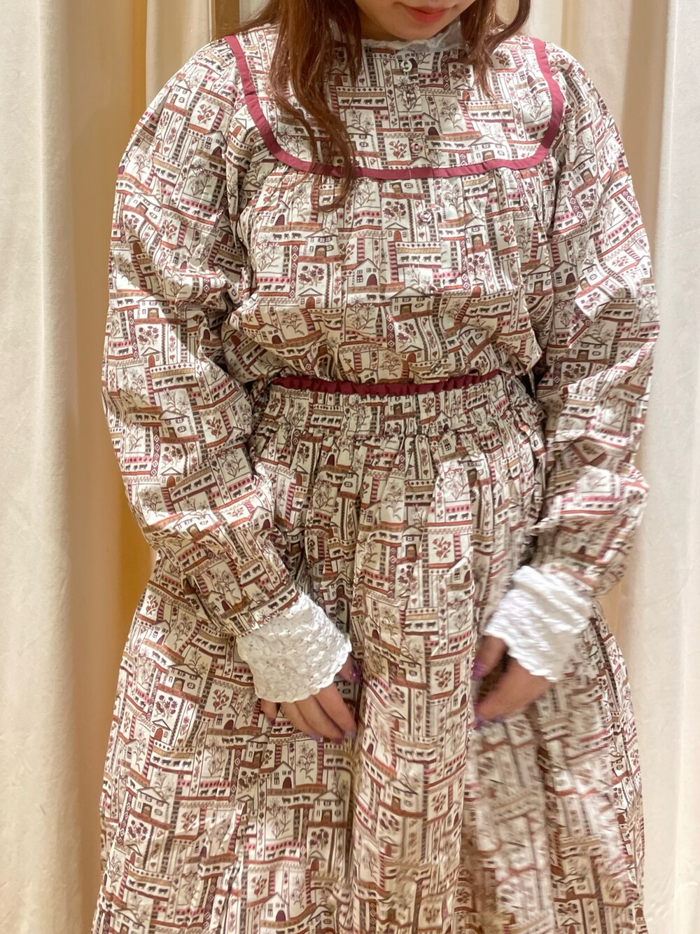 ホワイト系のTシャツ/カットソー、レッド系のシャツ/ブラウス、レッド系のスカートを着用したレディースの冬コーディネートの5枚目の写真