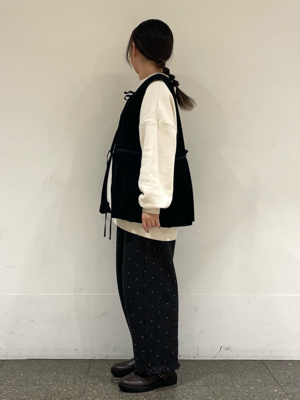 ブラウン系のドレスシューズを着用したレディースの冬コーディネートの3枚目の写真