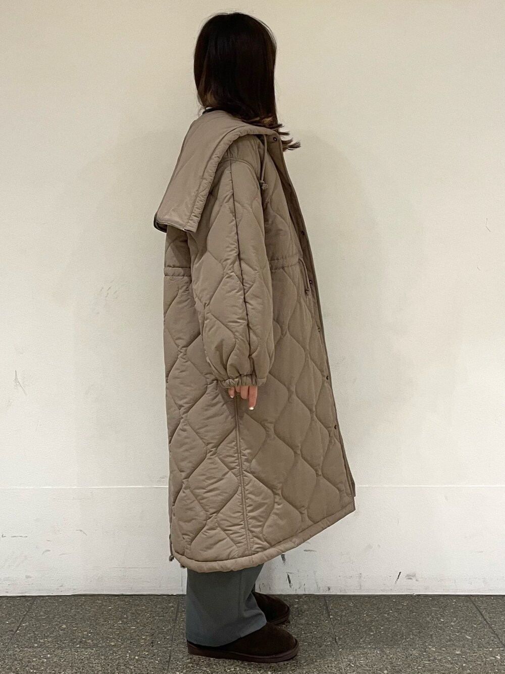 ホワイト系のTシャツ/カットソー、ブラウン系のブーツ、ブルー系のニット/セーターを着用したレディースの冬コーディネートの5枚目の写真