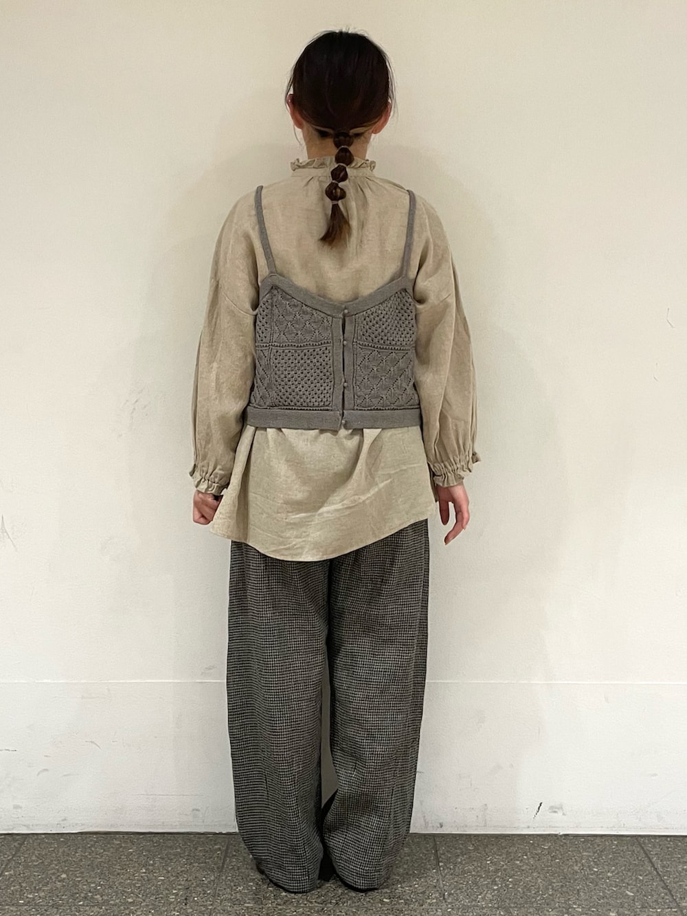 ブラック系のドレスシューズ、ベージュ系のシャツ/ブラウス、グレー系のキャミソールを着用したレディースの春コーディネートの4枚目の写真