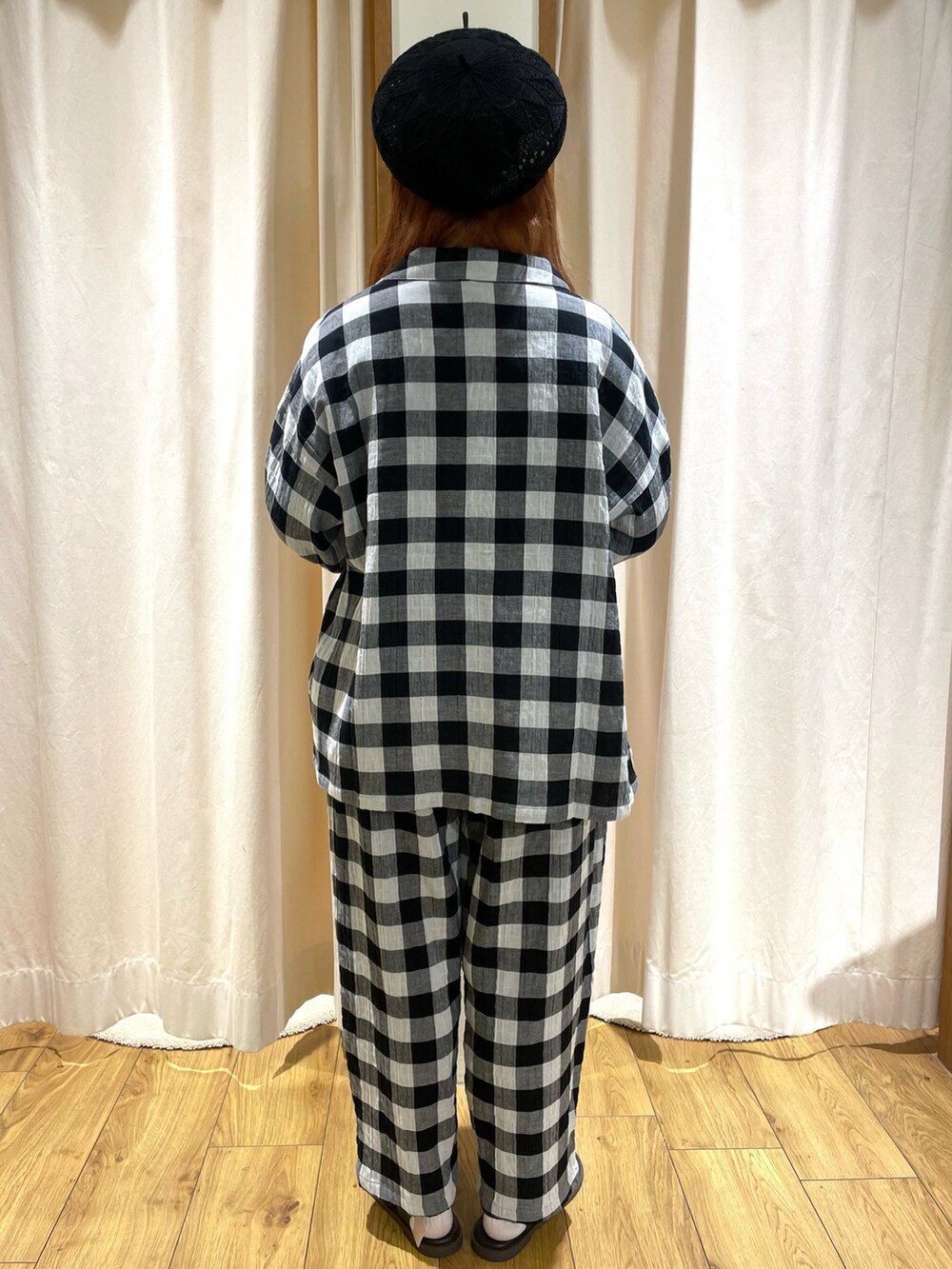 ブラウン系のサンダル、ホワイト系のその他アウター、ブラック系のシャツ/ブラウスを着用したレディースの夏コーディネートの4枚目の写真