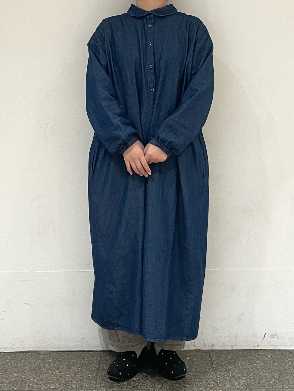 グレー系のドレスシューズ、ブラウン系のハットを着用したレディースの冬コーディネートの2枚目の写真