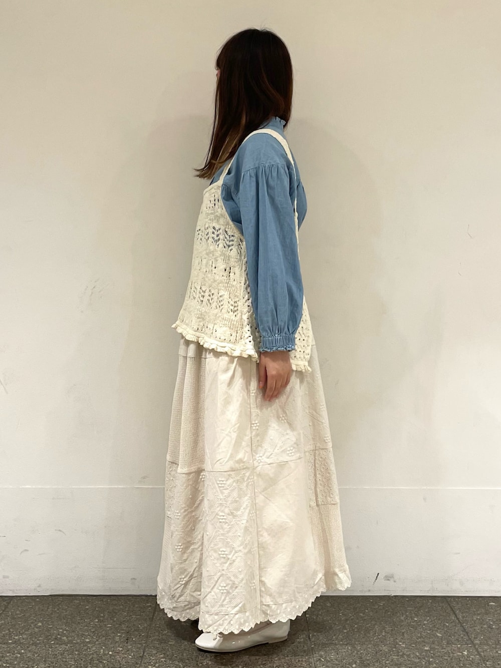 ホワイト系のパンプス、ブルー系のシャツ/ブラウス、ホワイト系のベストを着用したレディースの春コーディネートの3枚目の写真