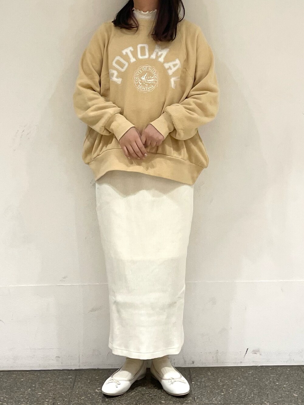 ホワイト系のパンプス、ホワイト系のTシャツ/カットソー、イエロー系のニット/セーターを着用したレディースの春コーディネートの2枚目の写真