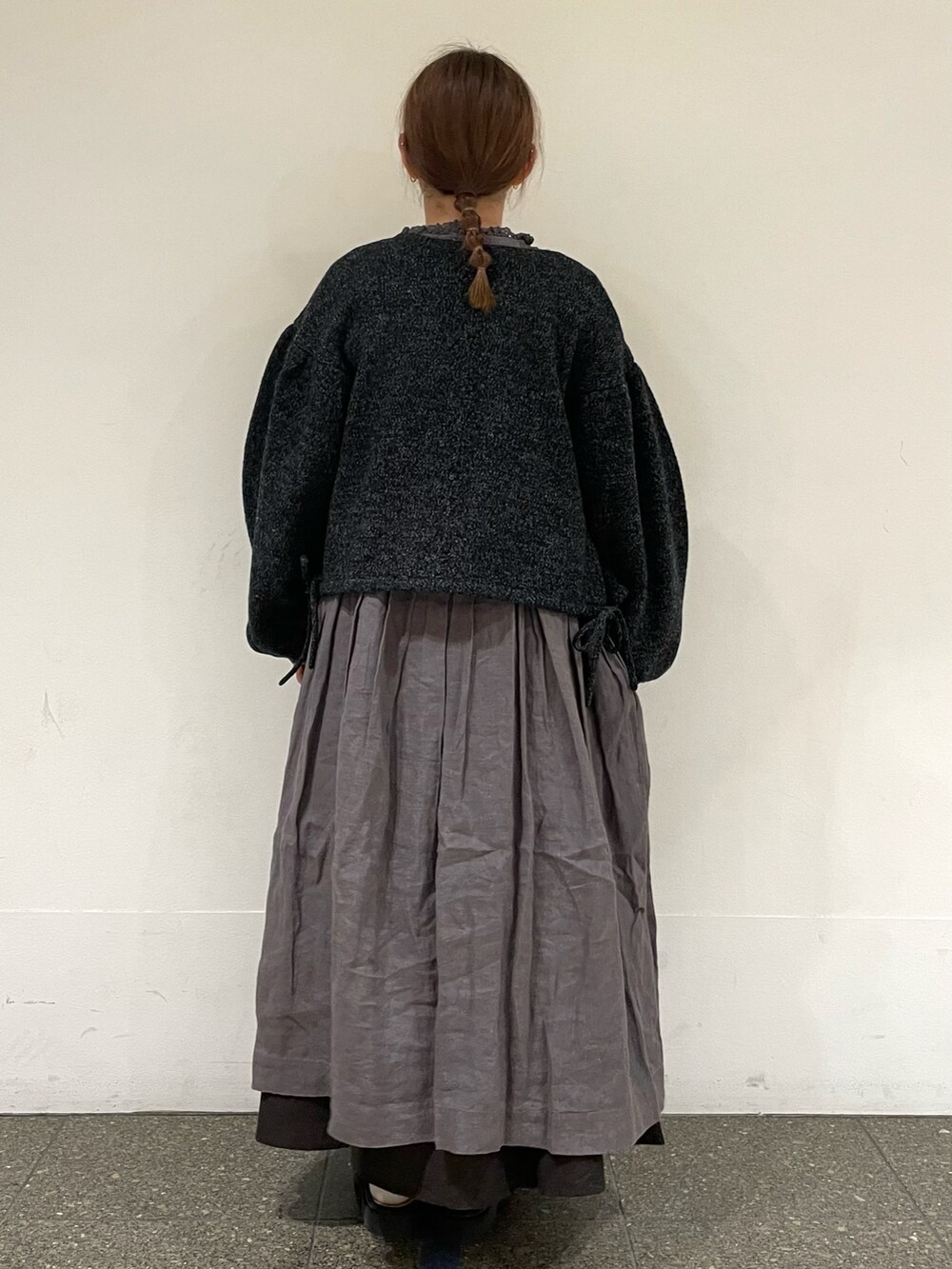 ブラック系のカーディガン/ボレロ、グレー系のスカート、ブラック系のサンダルを着用したレディースの秋コーディネートの4枚目の写真