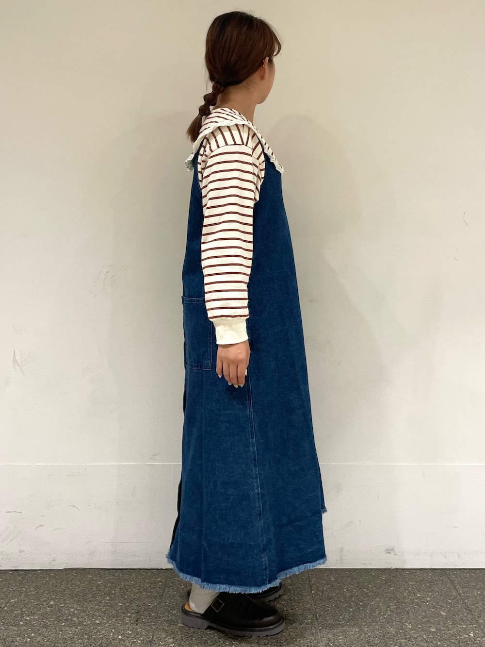 ベージュ系のTシャツ/カットソー、ブルー系のワンピース、ホワイト系のその他パンツを着用したレディースの秋コーディネートの5枚目の写真