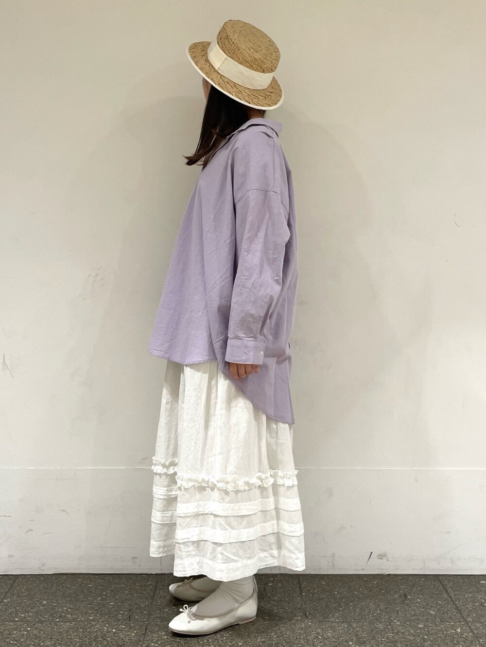 ホワイト系のパンプス、パープル系のチュニック、ホワイト系のスカートを着用したレディースの春コーディネートの3枚目の写真