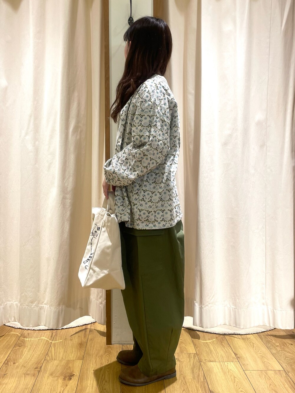 「miyuki matsuo、松尾ミユキコラボ、松尾ミユキ、低身長コーデ、ネコ、トートバッグ、カーゴパンツ、Tシャツ、ブラウス、サマンサ モスモス(Samansa Mos2)、サマンサモスモス、SM2、Samansa Mos2、低身長、春コーデ」|「Samansa Mos2の【miyuki matsuo × SamansaMos2】半袖Tシャツ(Tシャツ/カットソー、ベージュ系)」を使った、松さん(レディース・153cm)の春コーディネートの2枚目の写真
