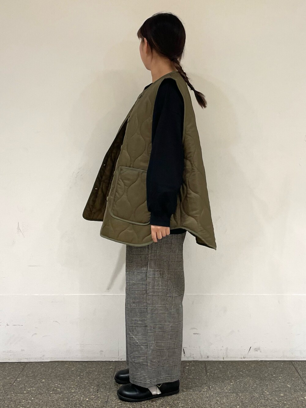 ブラック系のドレスシューズを着用したレディースの冬コーディネートの3枚目の写真