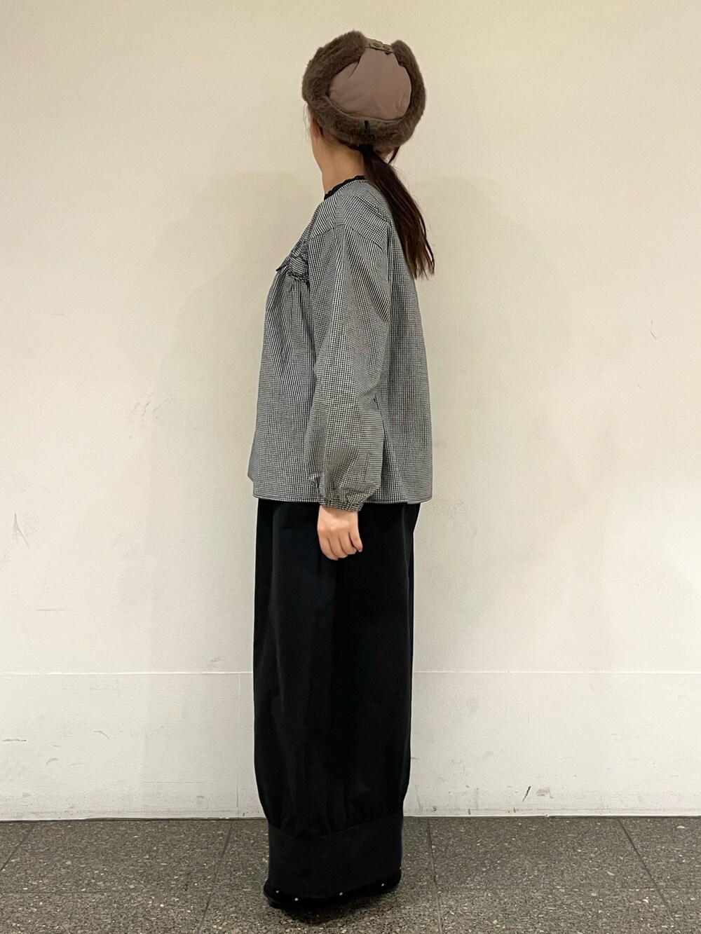 グレー系のドレスシューズ、ブラウン系のハットを着用したレディースの冬コーディネートの3枚目の写真