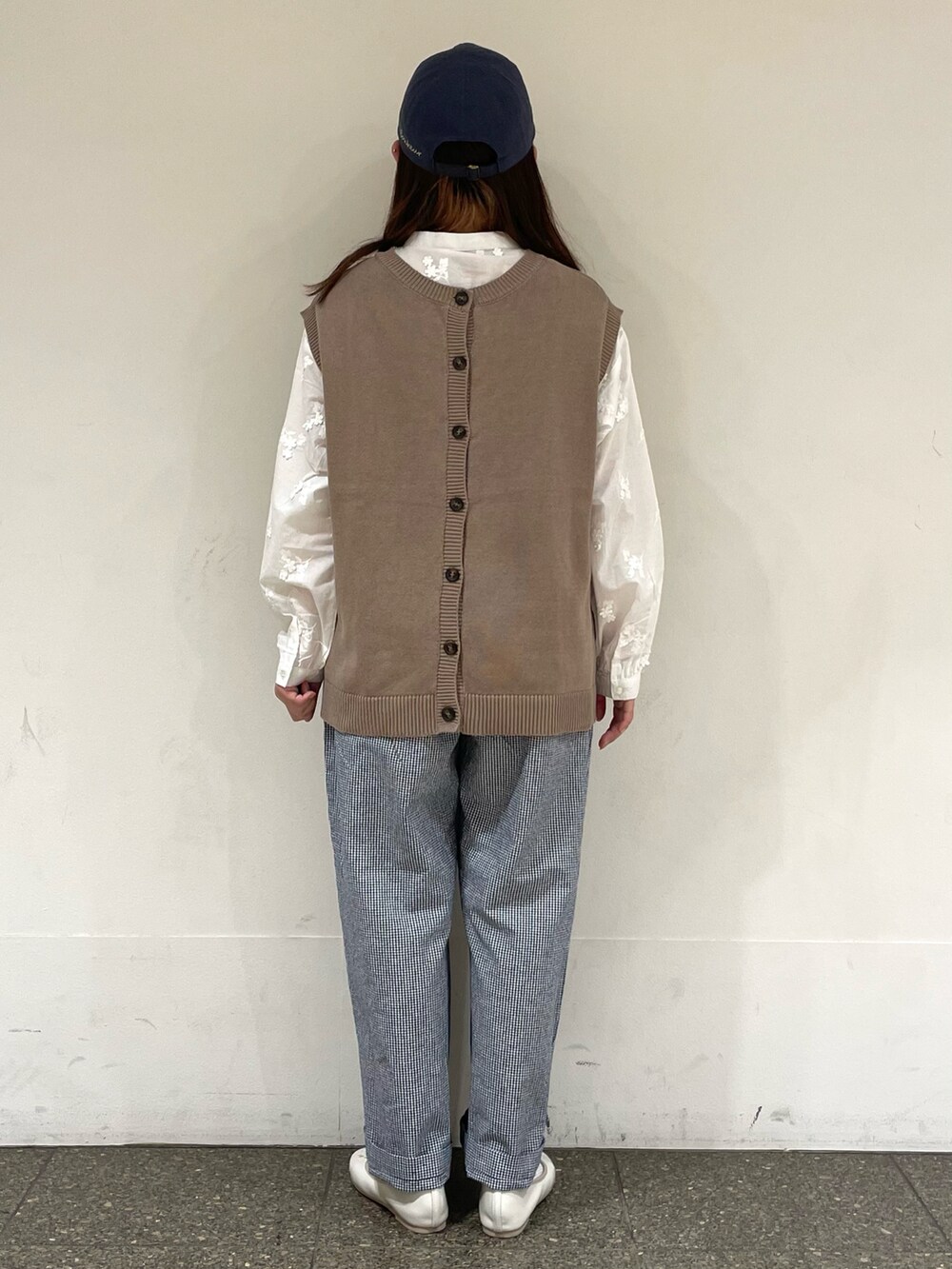 ホワイト系のシャツ/ブラウス、ベージュ系のベスト、ブルー系のその他パンツを着用したレディースの春コーディネートの4枚目の写真