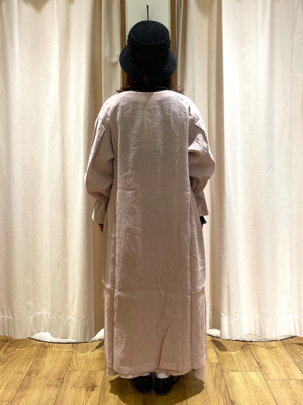 ブラック系のシャツ/ブラウス、ピンク系のワンピース、ピンク系のスカートを着用したレディースの春コーディネートの3枚目の写真