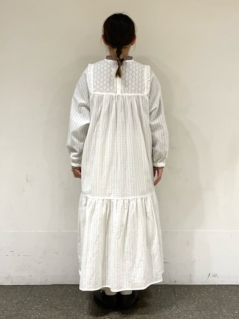 ブラウン系のドレスシューズ、ブラウン系のシャツ/ブラウス、ベージュ系のスカートを着用したレディースの冬コーディネートの4枚目の写真