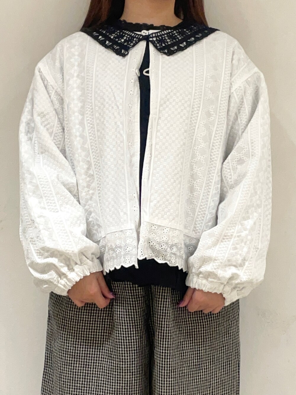 ブラック系のドレスシューズ、その他のその他を着用したレディースの冬コーディネートの5枚目の写真