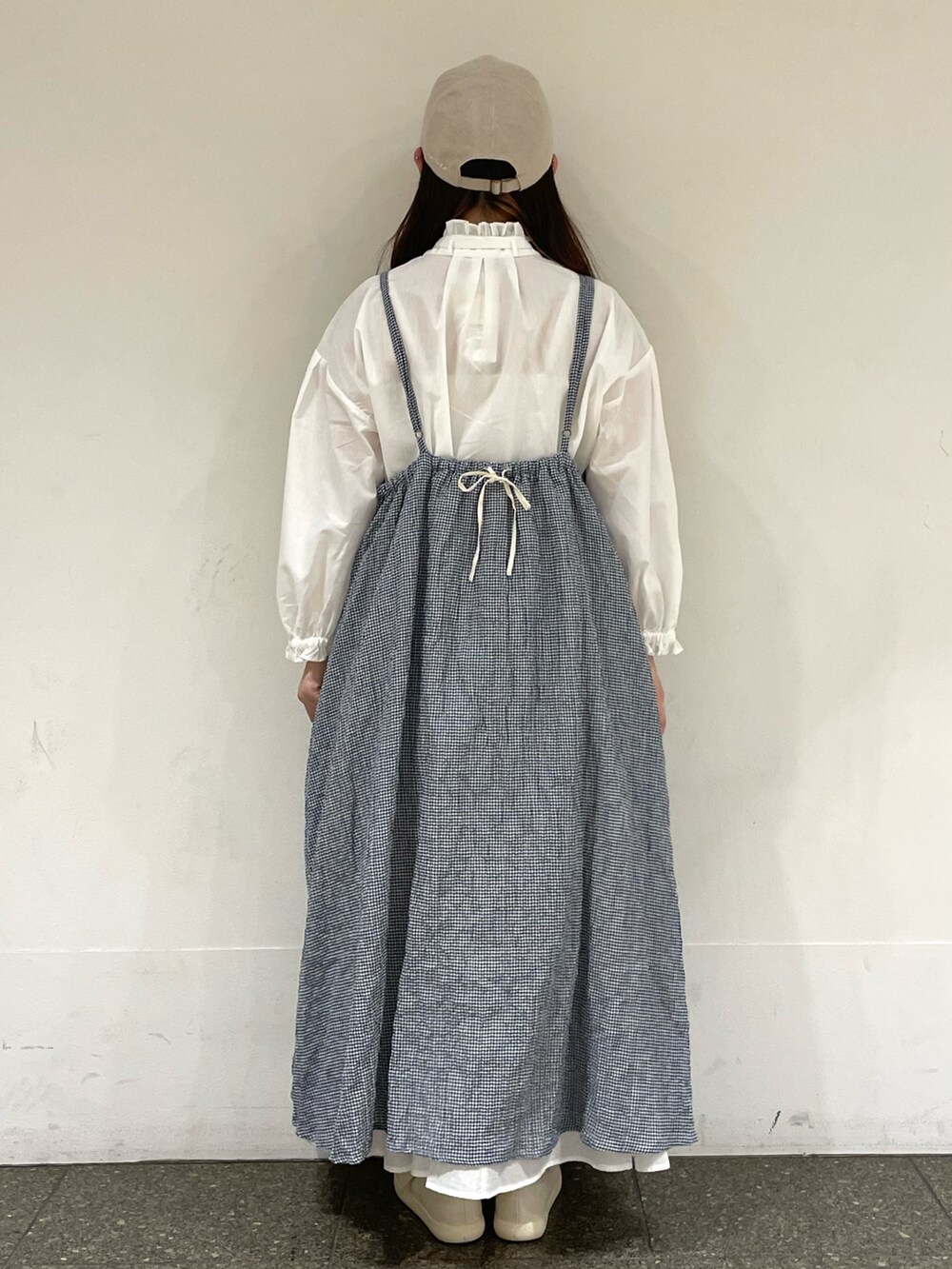 ホワイト系のスニーカー、ホワイト系のシャツ/ブラウス、ブルー系のワンピースを着用したレディースの春コーディネートの4枚目の写真