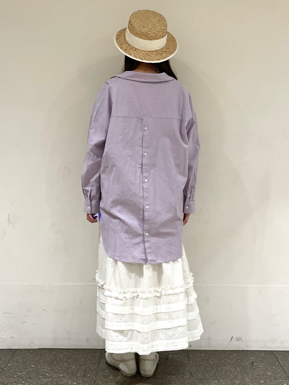 ホワイト系のパンプス、パープル系のチュニック、ホワイト系のスカートを着用したレディースの春コーディネートの4枚目の写真