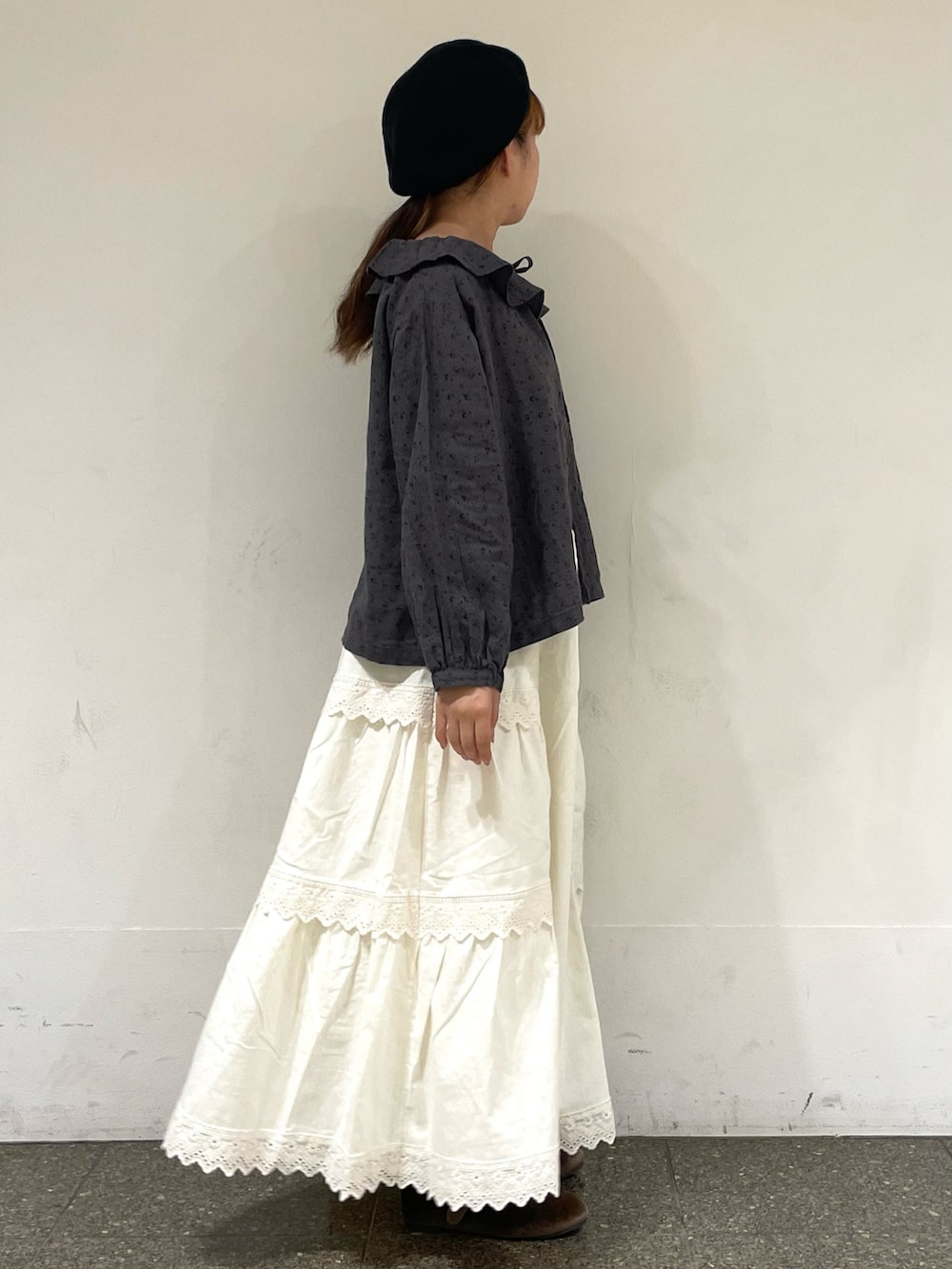 ブラック系のハットを着用したレディースの冬コーディネートの5枚目の写真