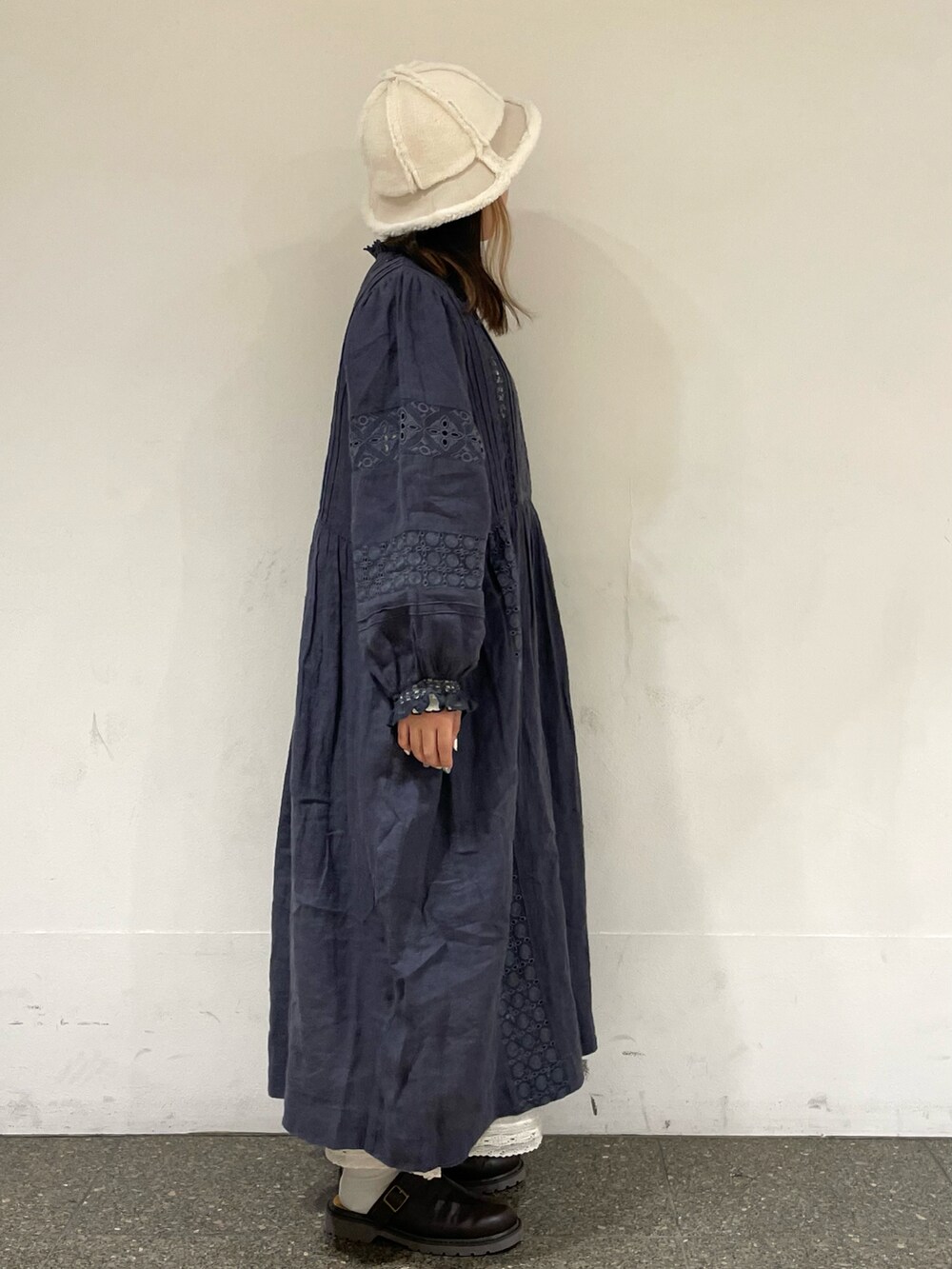 ブルー系のワンピース、ホワイト系のその他パンツ、ブラウン系のサンダルを着用したレディースの秋コーディネートの5枚目の写真