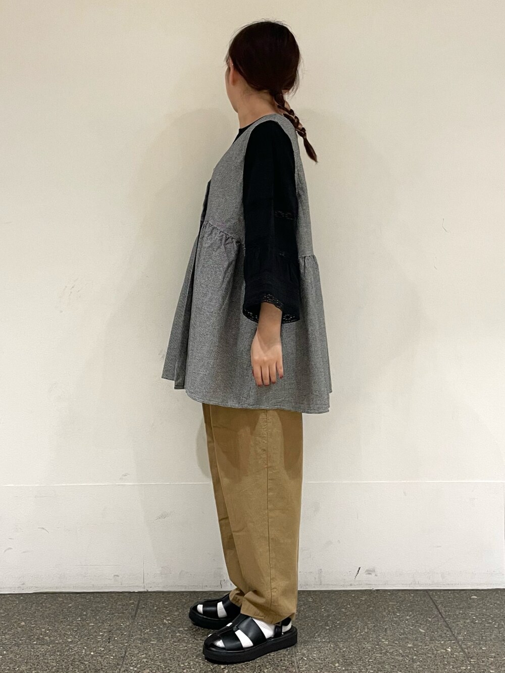 ブラック系のサンダル、ブラック系のTシャツ/カットソー、グレー系のベストを着用したレディースの夏コーディネートの3枚目の写真