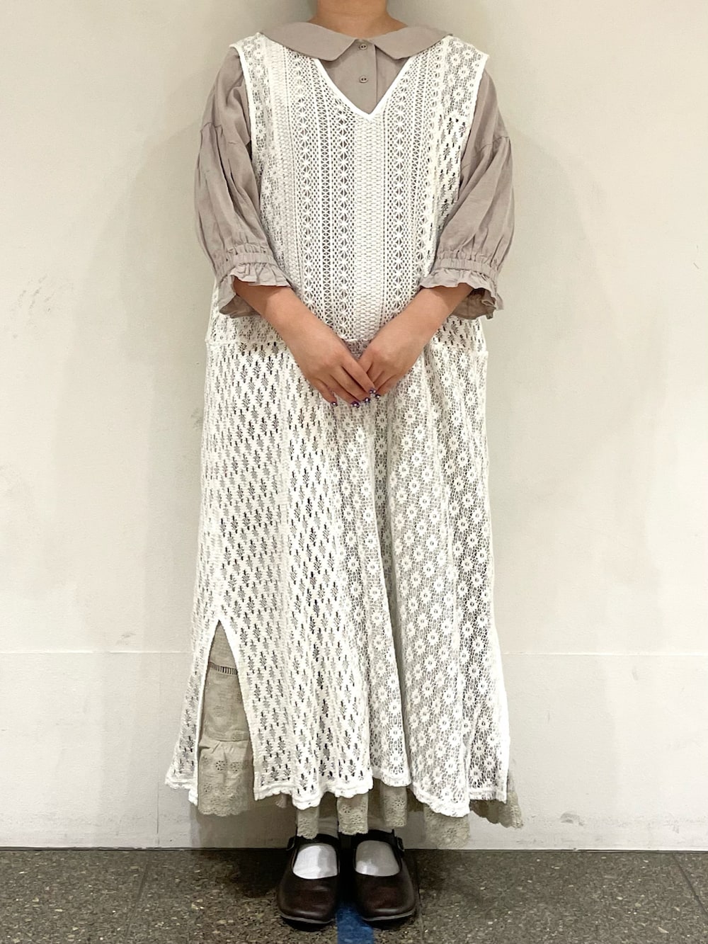 ブラウン系のドレスシューズ、ベージュ系のシャツ/ブラウス、ホワイト系のワンピースを着用したレディースの秋コーディネートの2枚目の写真