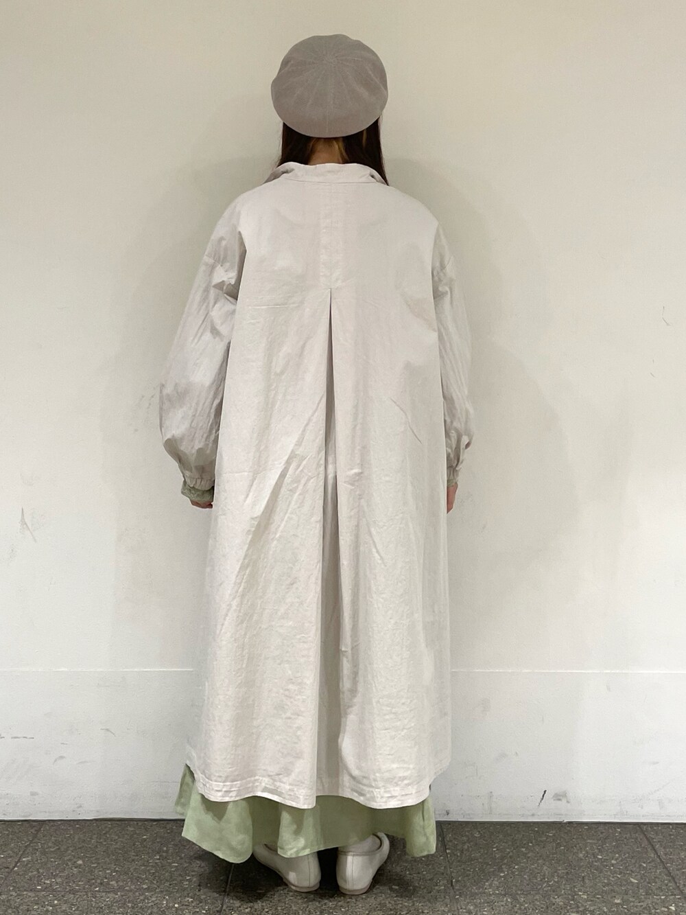 ホワイト系のパンプス、グリーン系のシャツ/ブラウス、グリーン系のスカートを着用したレディースの春コーディネートの4枚目の写真