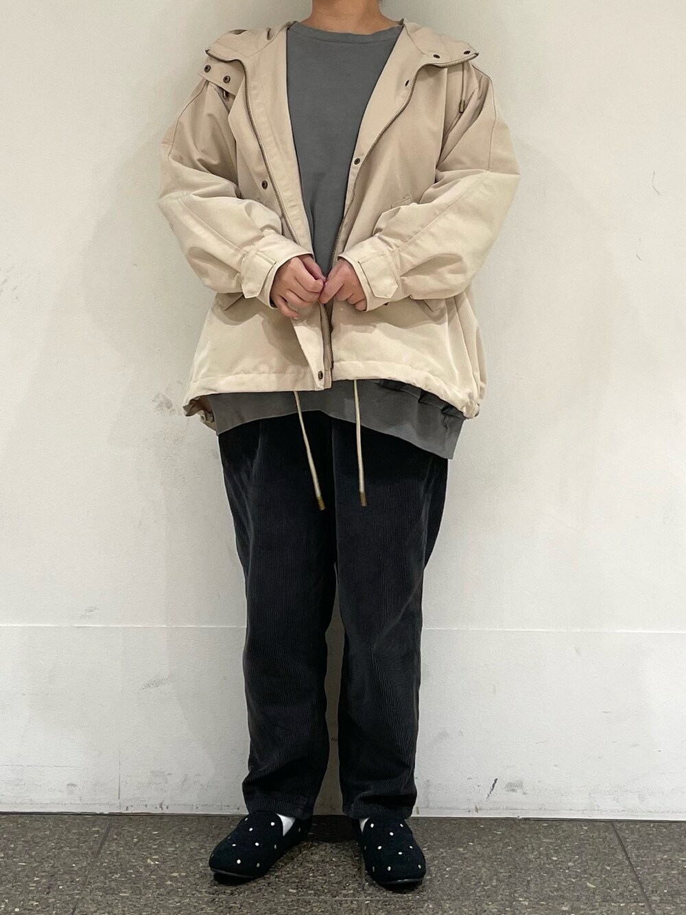 グレー系のドレスシューズを着用したレディースの冬コーディネートの2枚目の写真