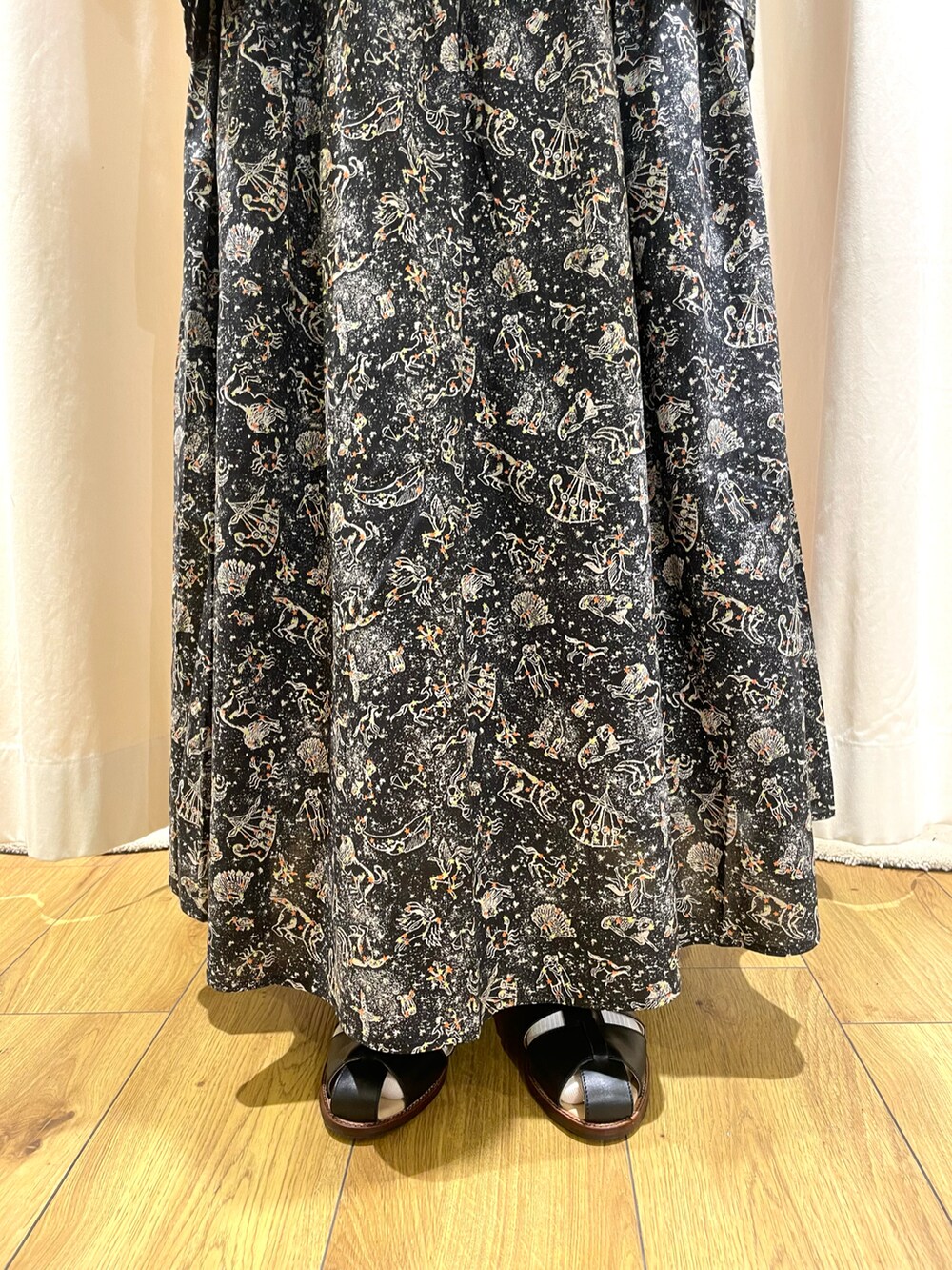 ブラック系のシャツ/ブラウス、ブラック系のスカート、ブラック系のサンダルを着用したレディースの春コーディネートの5枚目の写真