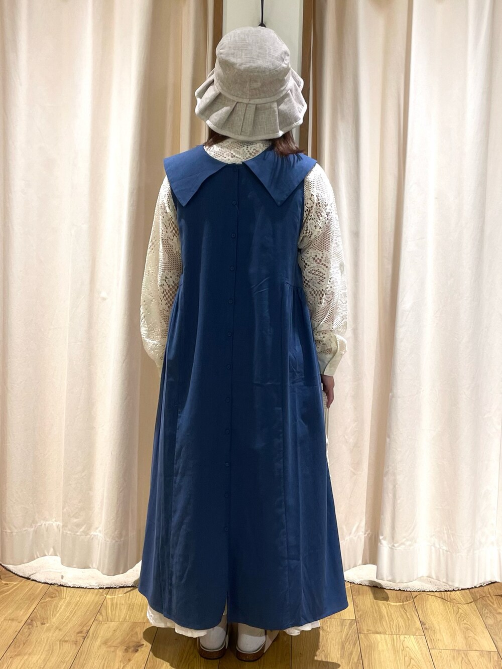 ホワイト系のシャツ/ブラウス、ブルー系のワンピース、ホワイト系のハンドバッグを着用したレディースの夏コーディネートの3枚目の写真