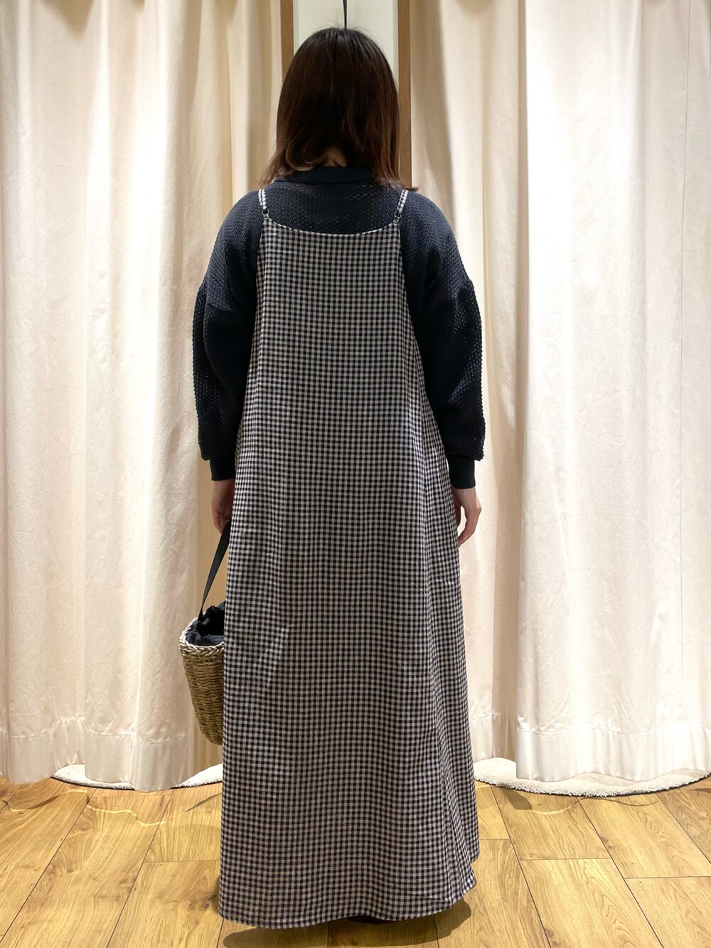 グレー系のカーディガン/ボレロ、ブラック系のワンピース、ブラック系のハンドバッグを着用したレディースの春コーディネートの3枚目の写真