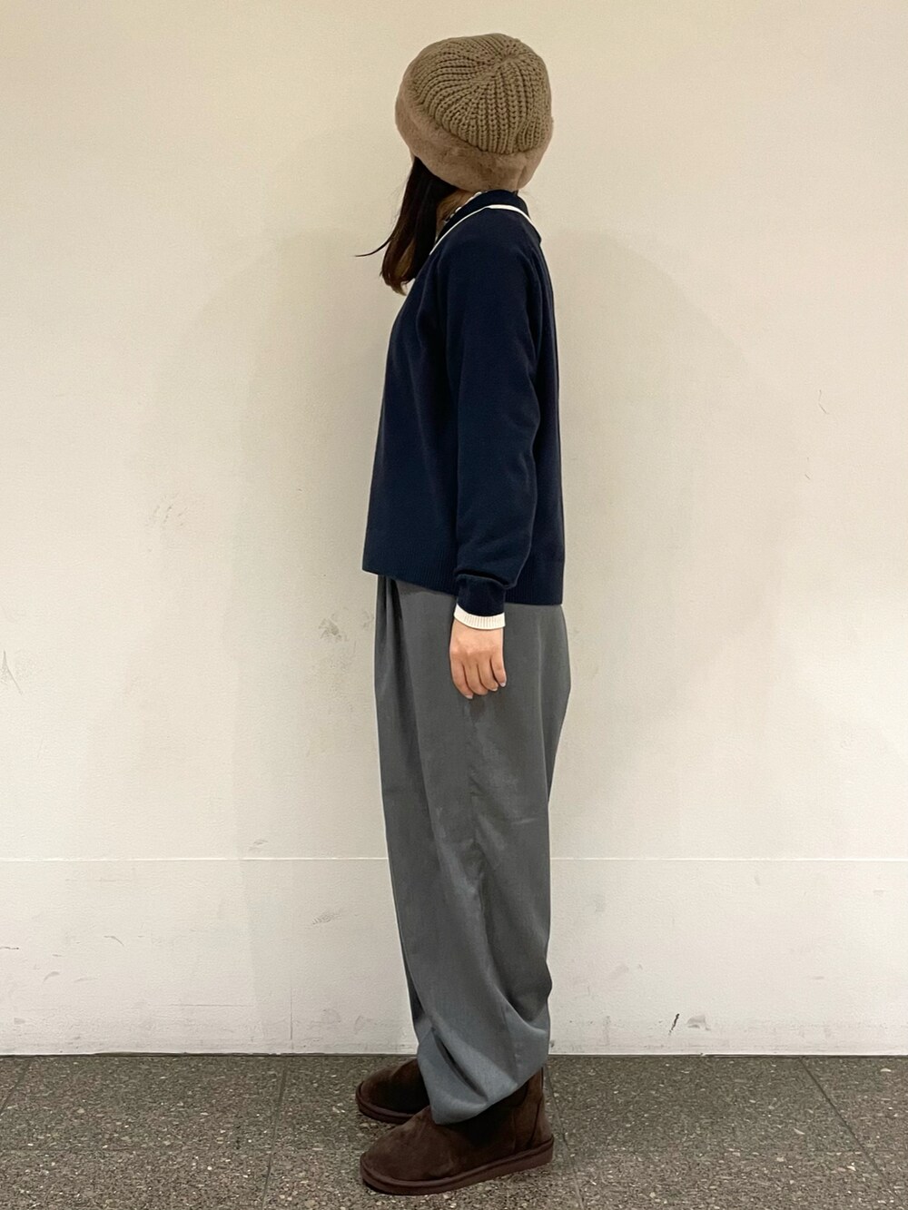 ホワイト系のTシャツ/カットソー、ブラウン系のブーツ、ブルー系のニット/セーターを着用したレディースの冬コーディネートの4枚目の写真