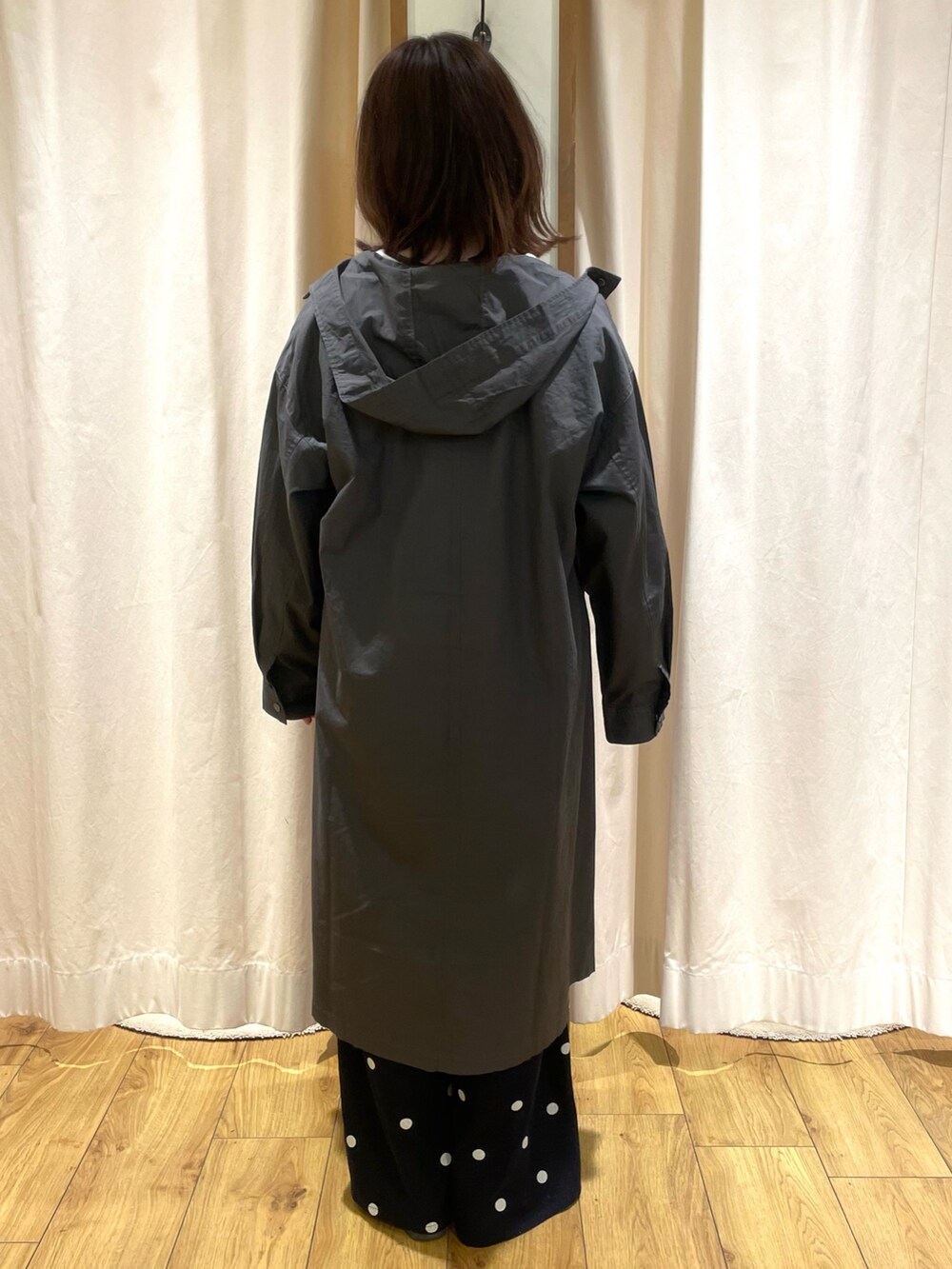 ホワイト系のシャツ/ブラウス、グレー系のその他アウター、ブルー系のその他パンツを着用したレディースの春コーディネートの3枚目の写真