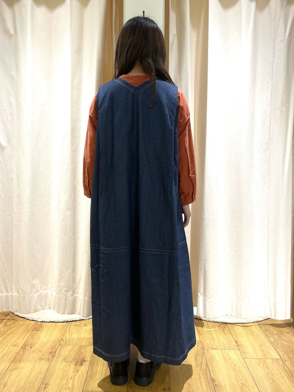 オレンジ系のシャツ/ブラウス、ブルー系のワンピース、ブラック系のその他シューズを着用したレディースの秋コーディネートの3枚目の写真