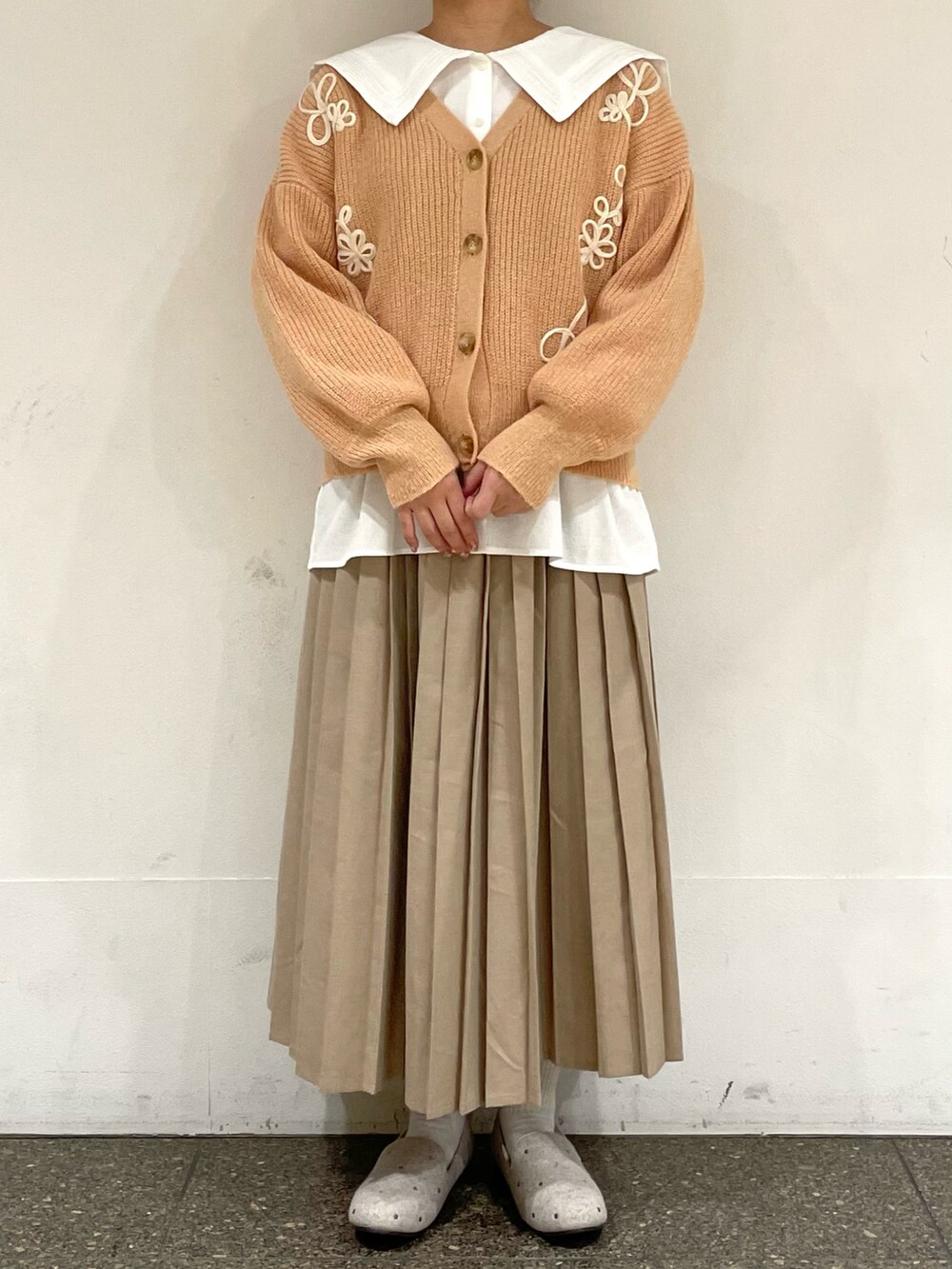 ベージュ系のドレスシューズを着用したレディースの冬コーディネートの2枚目の写真