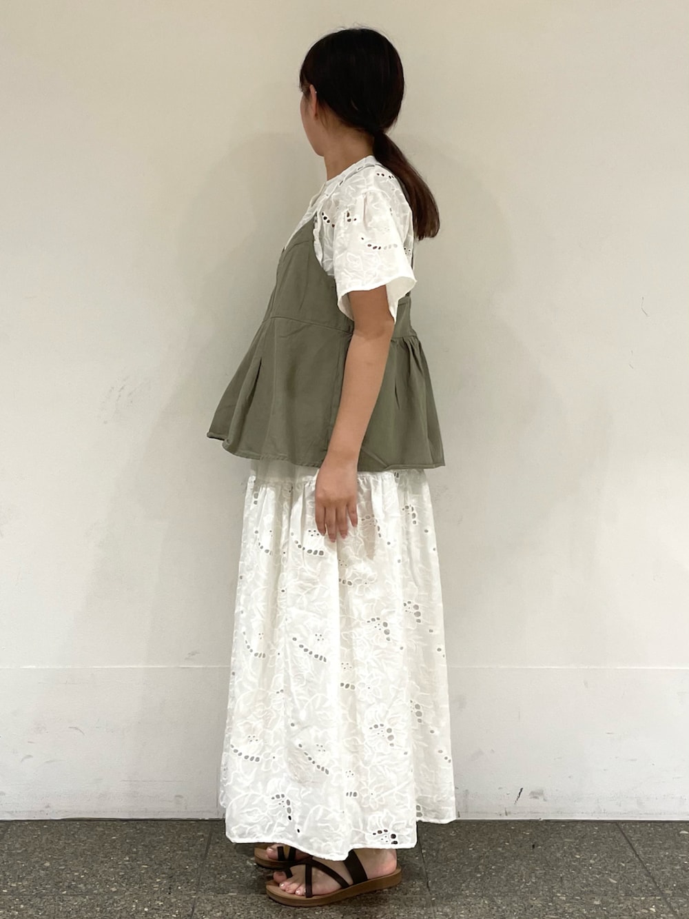 ホワイト系のスカート、ホワイト系のシャツ/ブラウスを着用したレディースの秋コーディネートの3枚目の写真