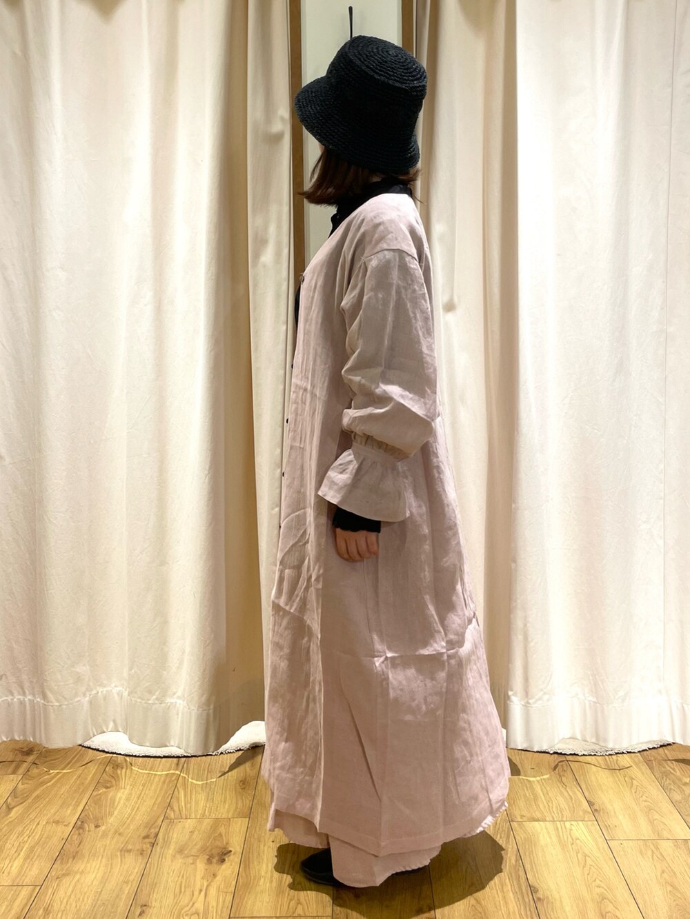 ブラック系のシャツ/ブラウス、ピンク系のワンピース、ピンク系のスカートを着用したレディースの春コーディネートの2枚目の写真