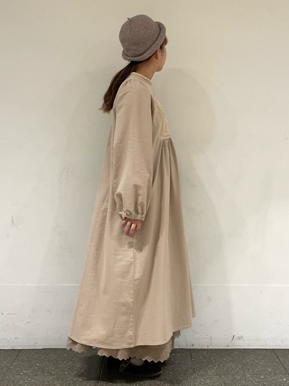 ブラウン系のドレスシューズを着用したレディースの冬コーディネートの5枚目の写真