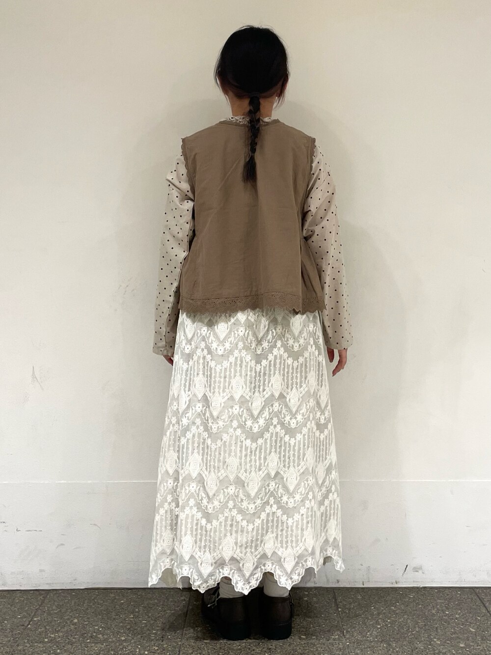 ブラウン系のドレスシューズを着用したレディースの冬コーディネートの4枚目の写真