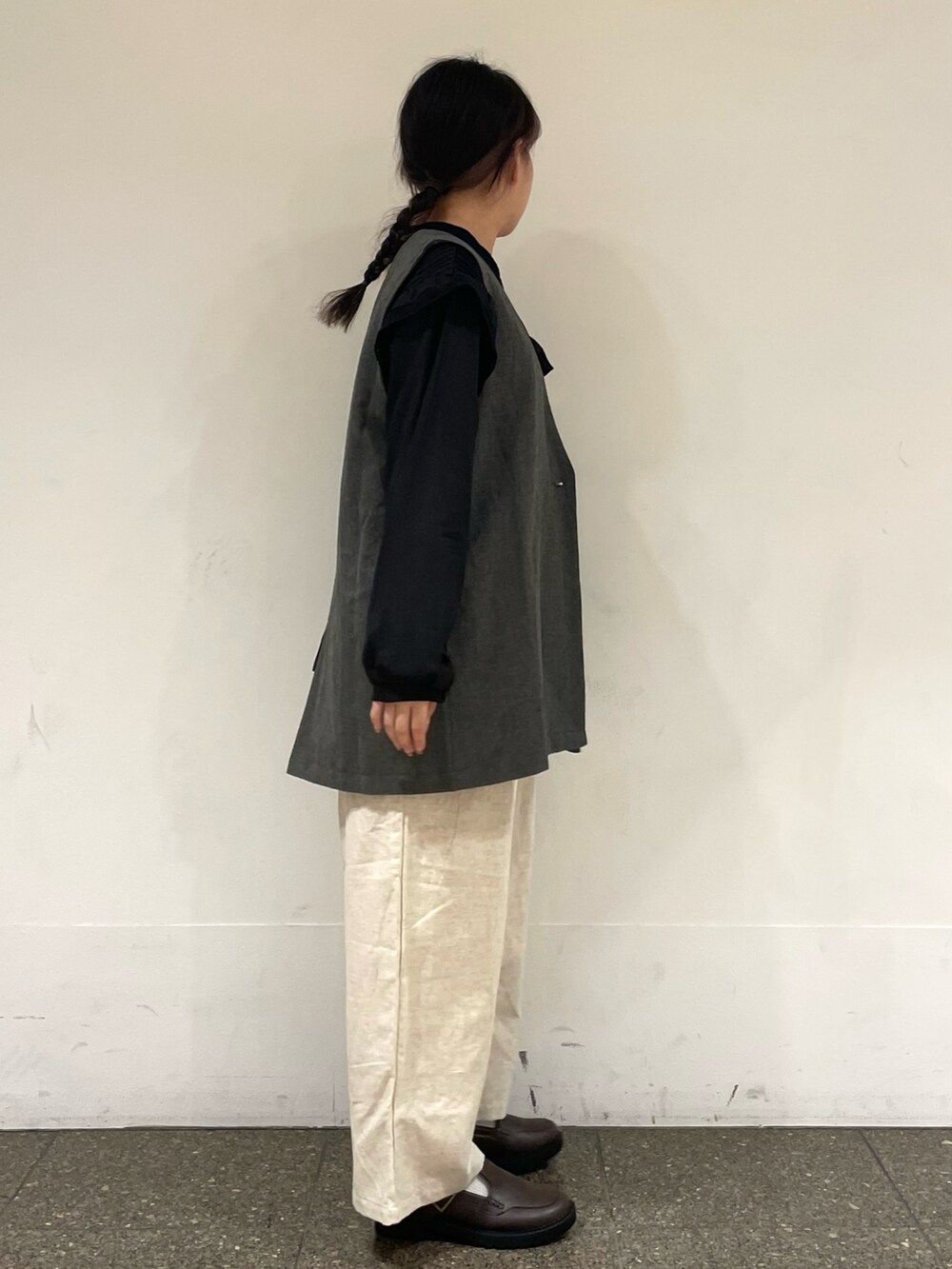 ブラウン系のドレスシューズを着用したレディースの冬コーディネートの5枚目の写真