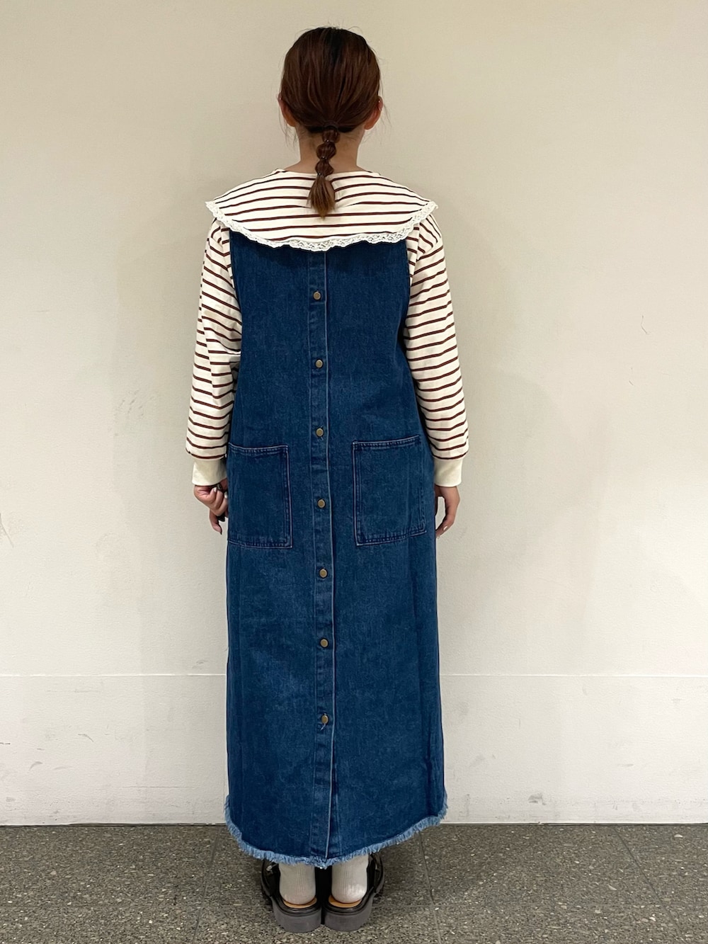 ベージュ系のTシャツ/カットソー、ブルー系のワンピース、ホワイト系のその他パンツを着用したレディースの秋コーディネートの4枚目の写真