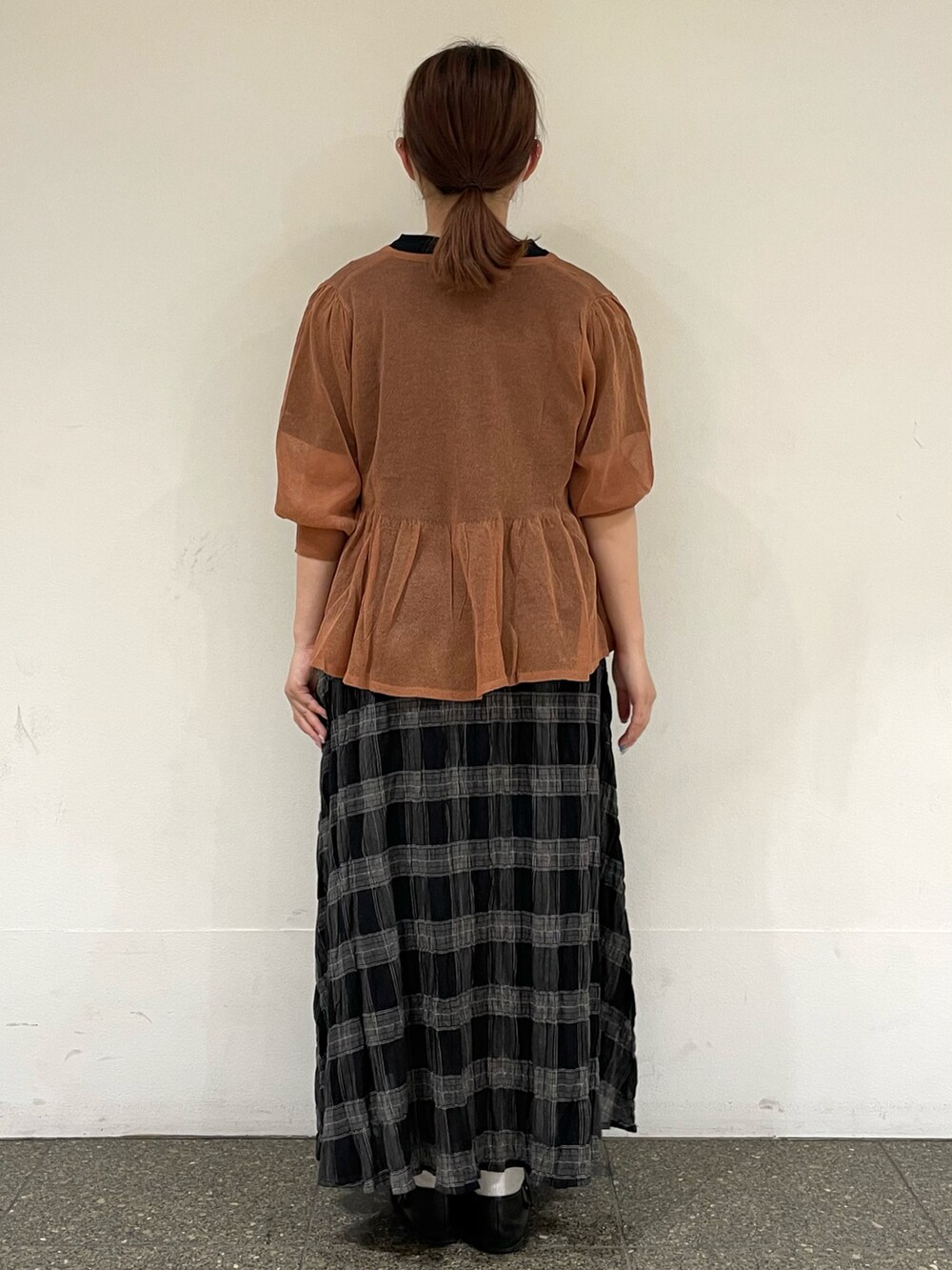 ブラック系のTシャツ/カットソー、レッド系のカーディガン/ボレロ、グレー系のスカートを着用したレディースの夏コーディネートの4枚目の写真