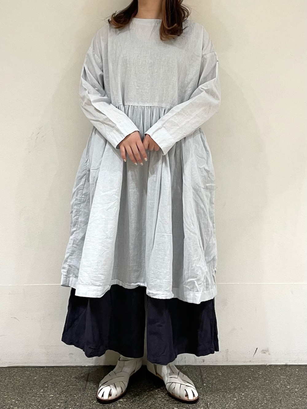 ホワイト系のサンダル、グレー系のチュニック、グレー系のその他パンツを着用したレディースの春コーディネートの2枚目の写真